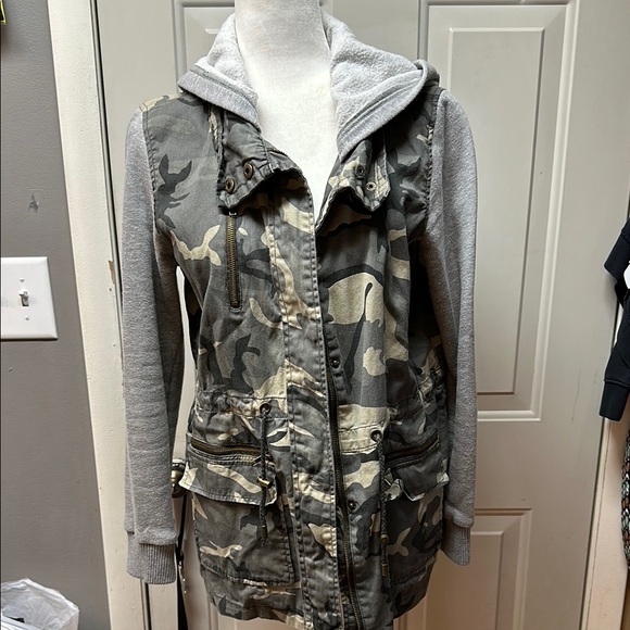 Forever 21 Jackets & Blazers - 🎉HP🎉 Forever 21 Camo Utility Jacket with Grey Sleeves